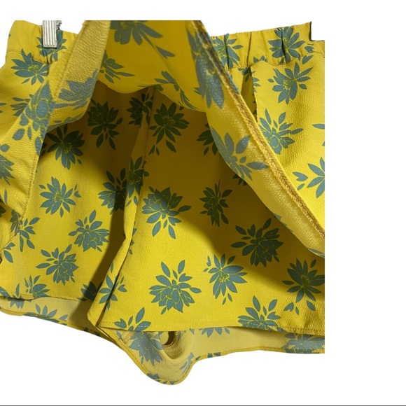 Zara yellow palm trees shorts elastic waist. Size medium/large. Yellow green - Picture 7 of 7